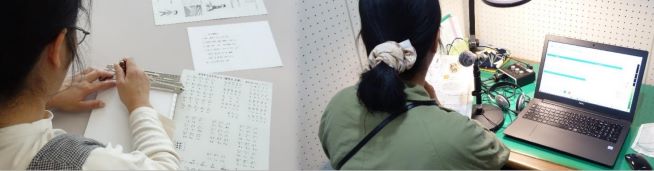ボランティア体験会の録音体験と点字体験の様子の写真。
