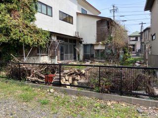 依頼者宅の庭木の伐採の写真。伐採後。木が取り除かれたことで家の外観が見えるようになった。