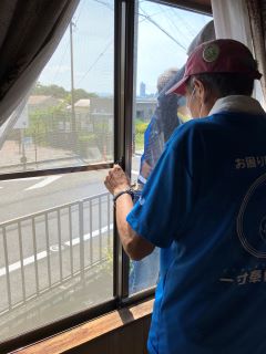 依頼者宅で窓ガラス拭きをしている写真。
