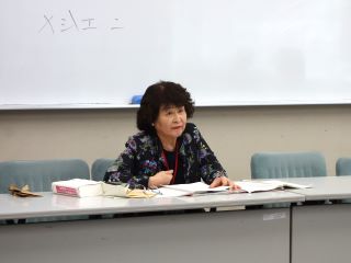 音訳の養成講座講師の写真。60代の女性。