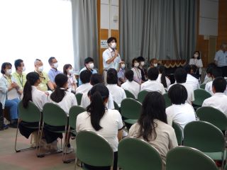 全体会の様子の写真。19施設の担当者が一人ずつ簡単な挨拶などをしている。