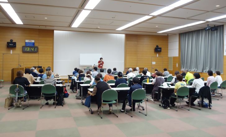 ふれあいセンター大会議室で開催したボランティア勉強会の様子の写真。約40人が椅子に座って講義を聴いている。