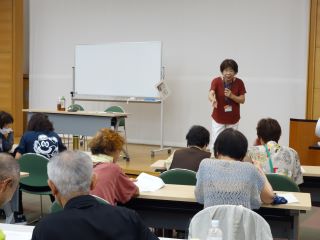 勉強会の様子の写真。2人1組でワークを行っている参加者たちを講師が見回って声をかけている。