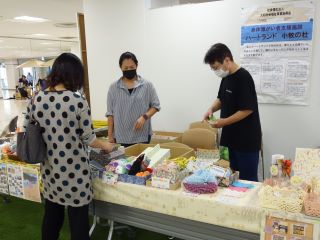 昨年度開催時の写真。福祉施設によるバザーで施設利用者やボランティが作った小物などを販売している。