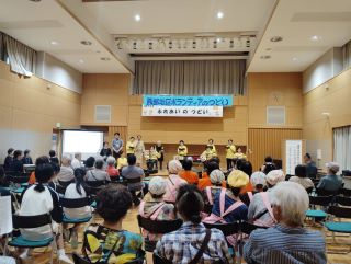 小牧西部地区つどいの写真。ステージでの芸能発表で、森民謡会のメンバー10名が三味線、和太鼓、歌に分かれて歌っている。