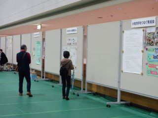 展示ブースの写真。福祉団体のポスターやお知らせなどがパネルに貼られている。