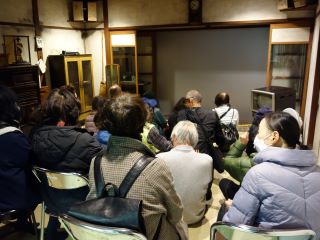 伊勢湾台風の3Dシアター室の写真。昭和の部屋を再現した部屋で、扉の外がスクリーンになっている。