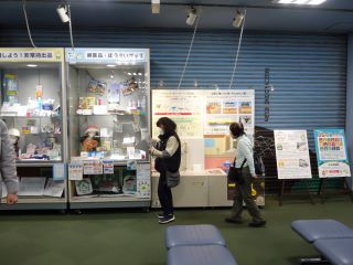 館内の展示物の写真。非常持ち出し品や備蓄品などの防災グッズが棚いっぱいにならんでいる。