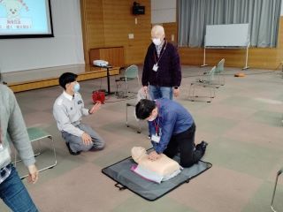 普通救命講習の写真。上半身だけの人形に受講生の男性が心臓マッサージをしている様子。
