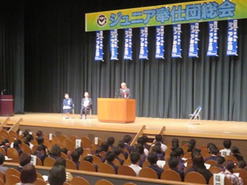 小牧市教育委員会教育長の中川氏が壇上でお話をされているときの写真。