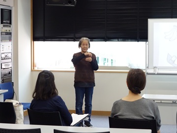 手話の養成講座の様子の写真。講師の方のアップ。