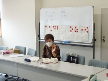 点訳の養成講座の様子の写真。講師の方のアップ。