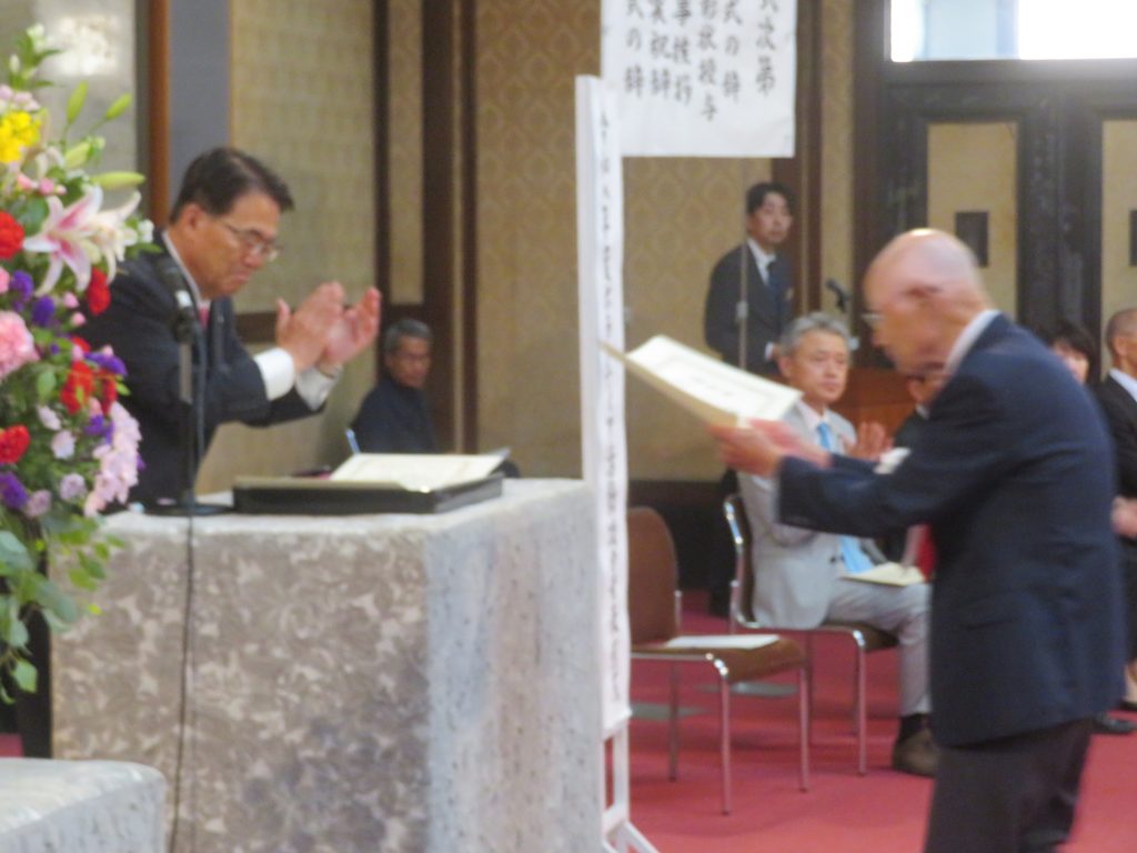 代表者が大村知事から賞状を受け取っています